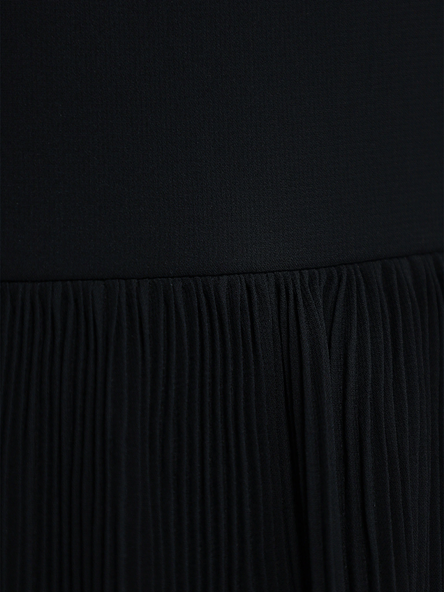 Платье плиссированное с отрезной линией талии